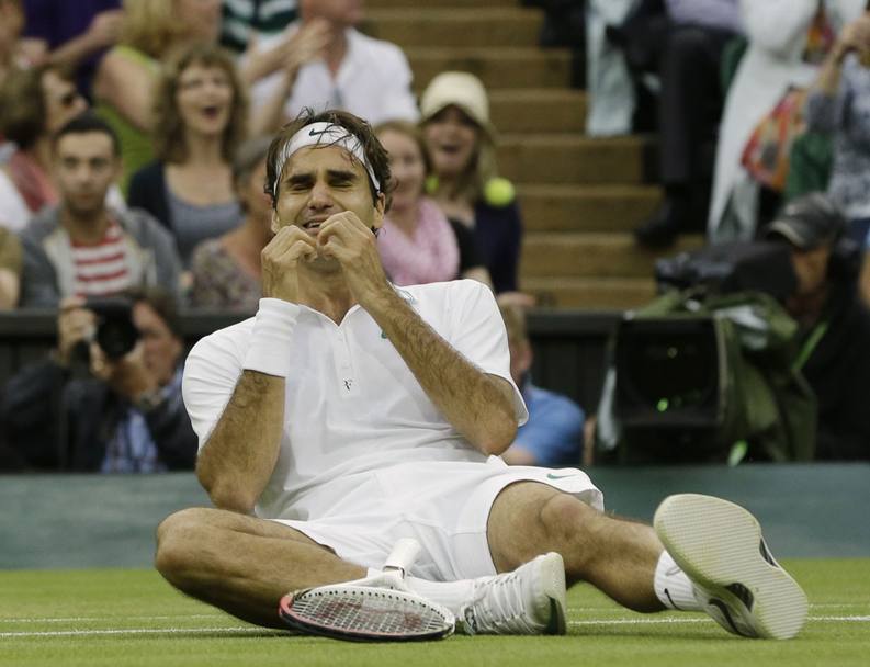 Wimbledon 8 luglio 2012: con la vittoria in finale su Andy Murray Roger Federer entra nella leggenda raggiungendo con la settima vittoria Pete Sampras e William Rensham in testa alla classifica dei vincitori del torneo (LaPresse) 